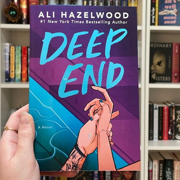 *BRAND NEW* Spicy Romance Book: Deep End by Ali Hazelwood - Picture 1 of 4